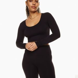 aritzia tna chill sammy long sleeve black crop top do